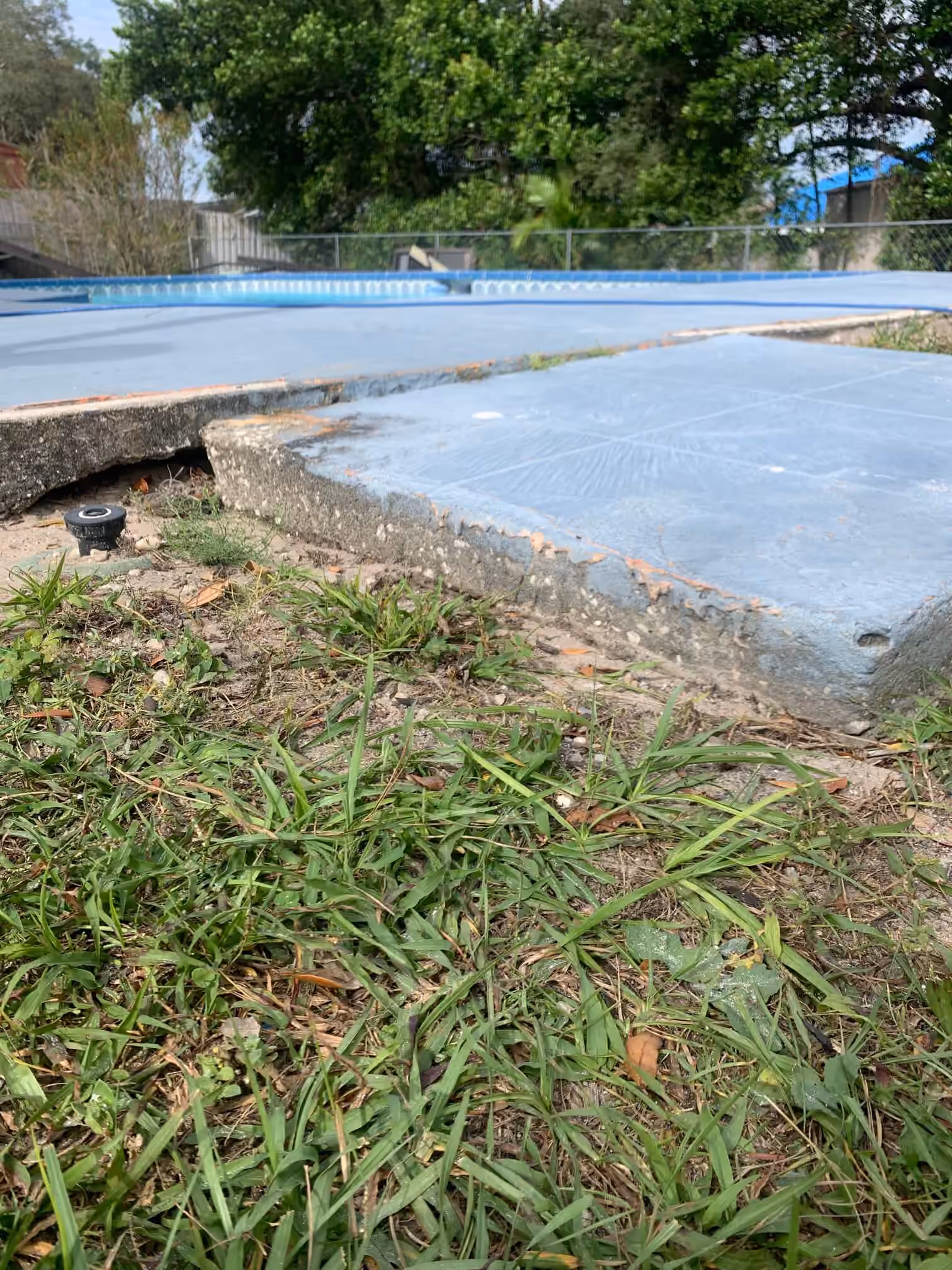 Sunken pool deck slab with a gap along the edge